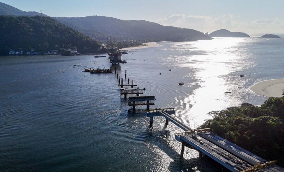Em ritmo acelerado, a construção da Ponte de Guaratuba chegou à metade da execução. O governador Carlos Massa Ratinho Junior esteve no canteiro de obras, nesta quinta-feira (1), para acompanhar a evolução da obra.