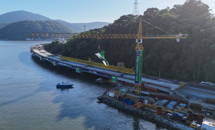 Em ritmo acelerado, a construção da Ponte de Guaratuba chegou à metade da execução. O governador Carlos Massa Ratinho Junior esteve no canteiro de obras, nesta quinta-feira (1), para acompanhar a evolução da obra.