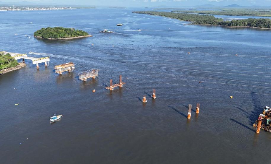 Em ritmo acelerado, a construção da Ponte de Guaratuba chegou à metade da execução. O governador Carlos Massa Ratinho Junior esteve no canteiro de obras, nesta quinta-feira (1), para acompanhar a evolução da obra.