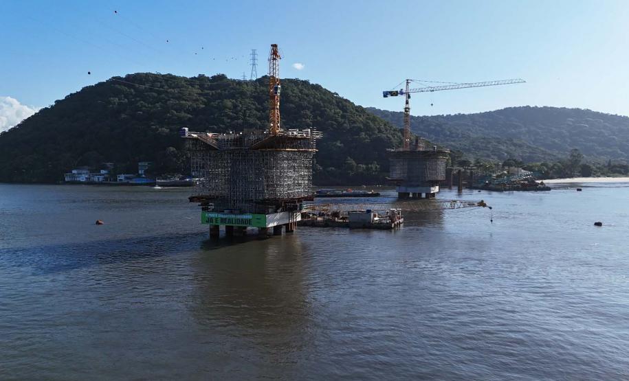 Em ritmo acelerado, a construção da Ponte de Guaratuba chegou à metade da execução. O governador Carlos Massa Ratinho Junior esteve no canteiro de obras, nesta quinta-feira (1), para acompanhar a evolução da obra.
