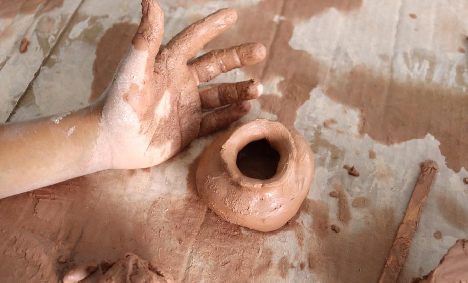 Durante a atividade, foi ensinada a técnica de modelagem livre e de roletes, utilizada pelos grupos pré-históricos na produção de vasilhames cerâmicas