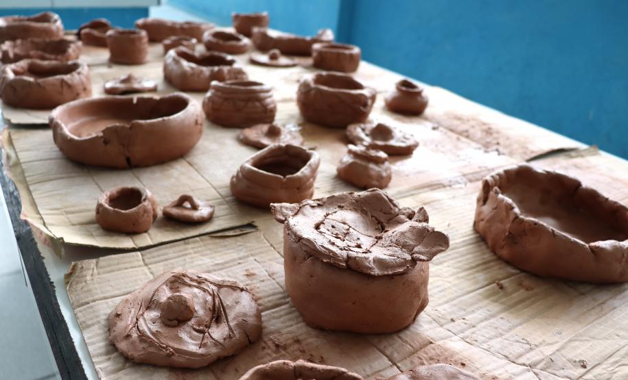 Durante a atividade, foi ensinada a técnica de modelagem livre e de roletes, utilizada pelos grupos pré-históricos na produção de vasilhames cerâmicas