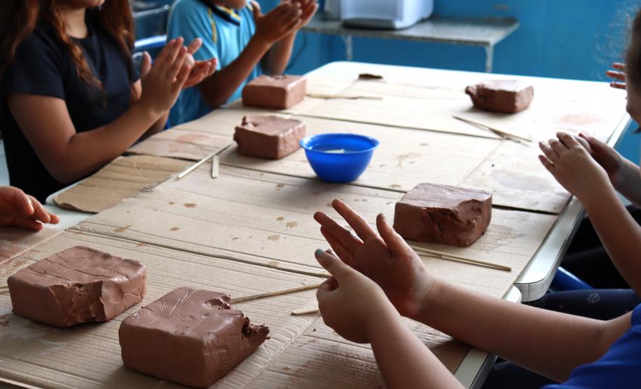 Durante a atividade, foi ensinada a técnica de modelagem livre e de roletes, utilizada pelos grupos pré-históricos na produção de vasilhames cerâmicas