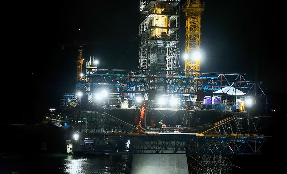 Ponte de Guaratuba mantém ritmo acelerado de obras até de madrugada