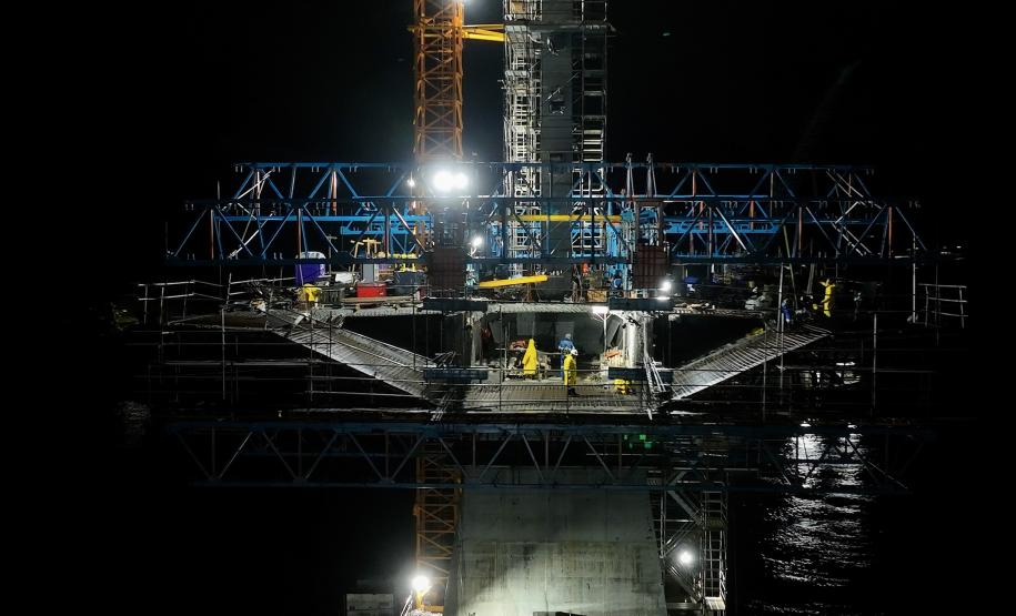 Ponte de Guaratuba mantém ritmo acelerado de obras até de madrugada