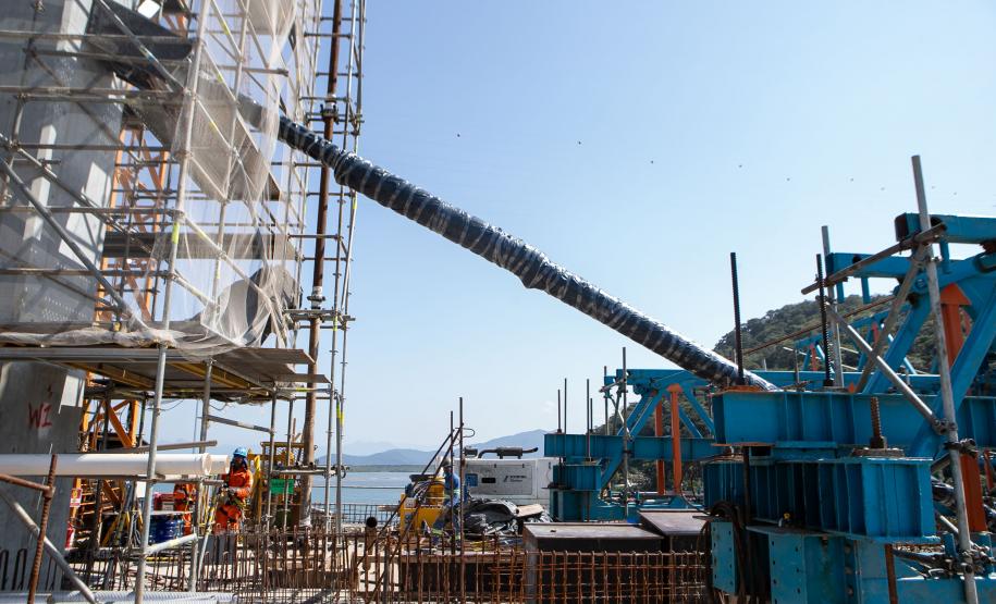 instalação dos estais (cabos de aço) da Ponte de Guaratuba