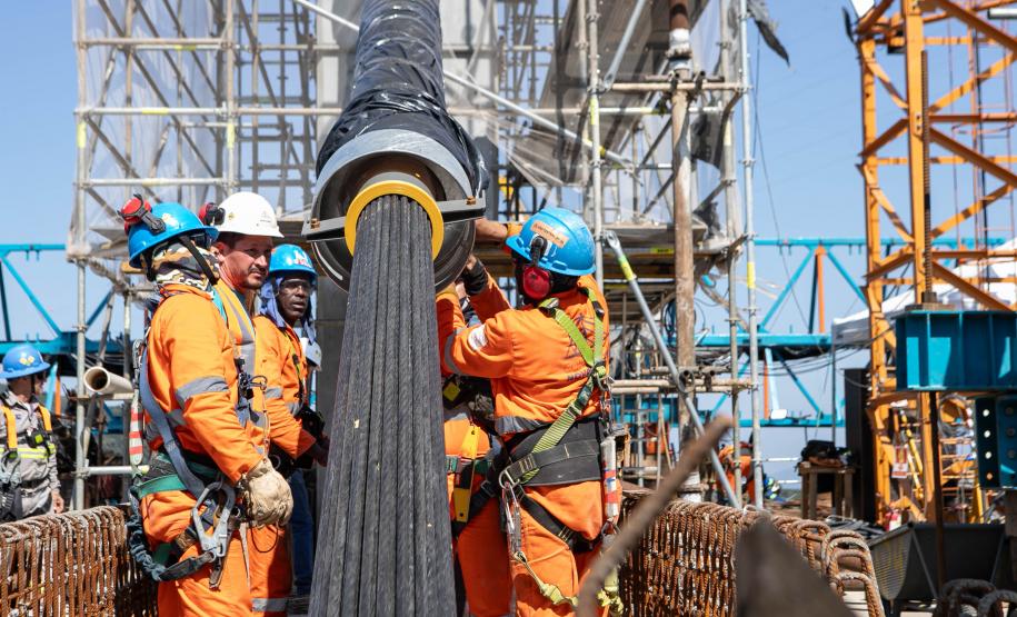 instalação dos estais (cabos de aço) da Ponte de Guaratuba