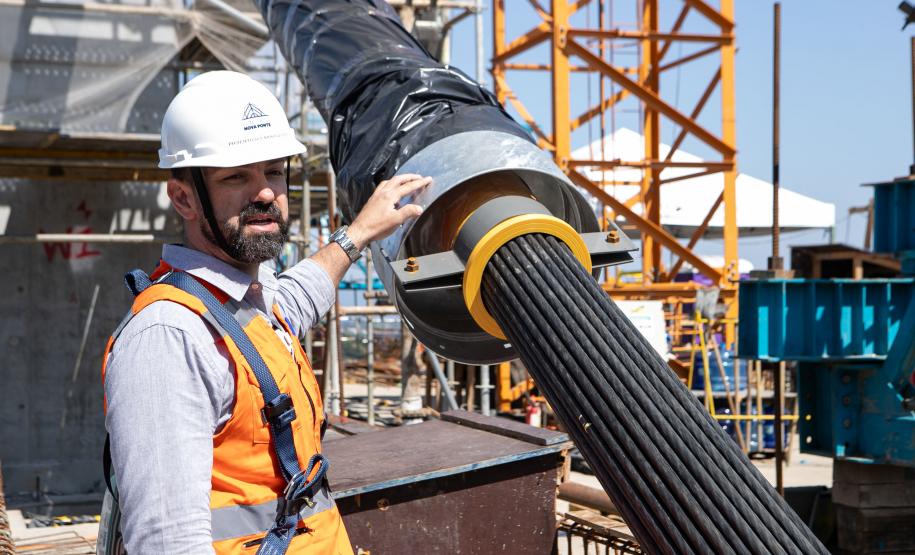 instalação dos estais (cabos de aço) da Ponte de Guaratuba