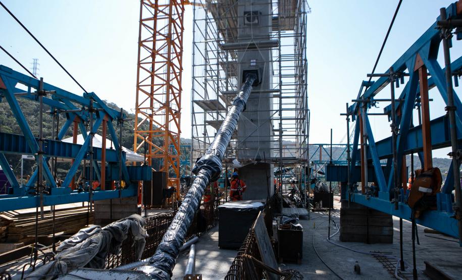 instalação dos estais (cabos de aço) da Ponte de Guaratuba