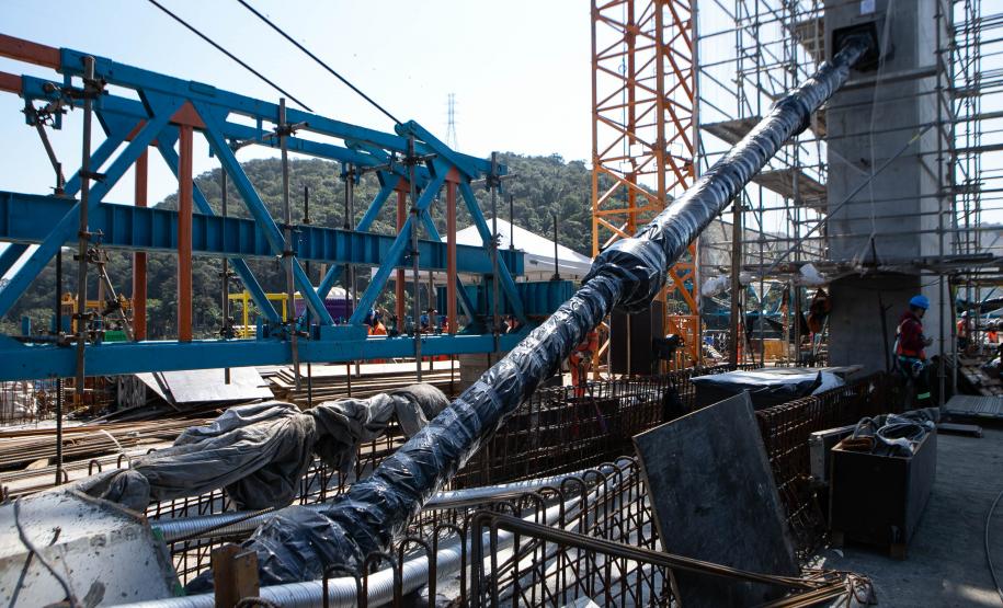 instalação dos estais (cabos de aço) da Ponte de Guaratuba
