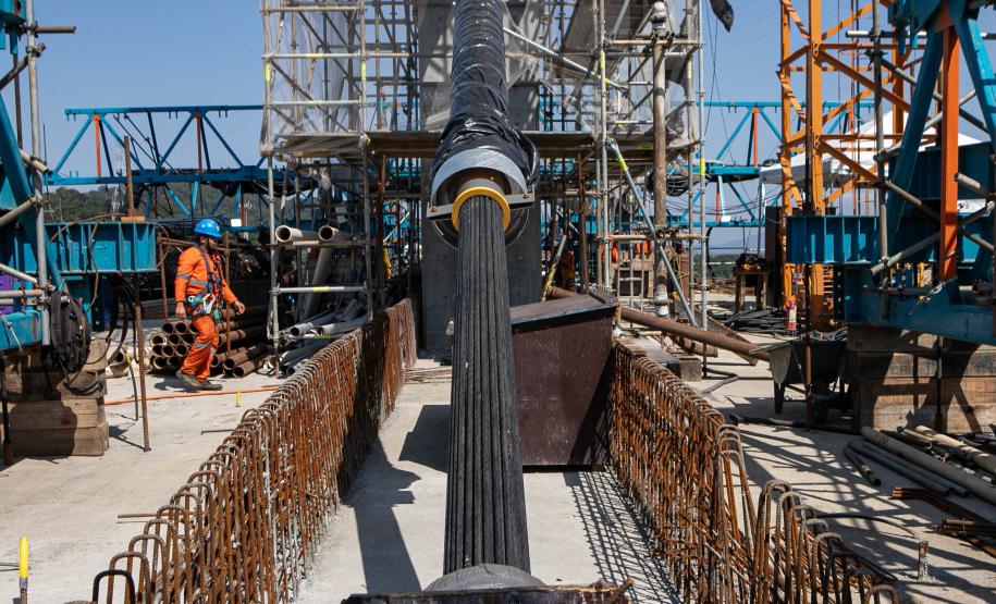 instalação dos estais (cabos de aço) da Ponte de Guaratuba