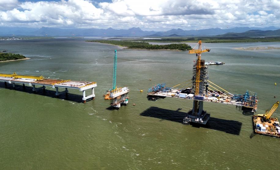 Ponte de Guaratuba avança com instalação dos estais