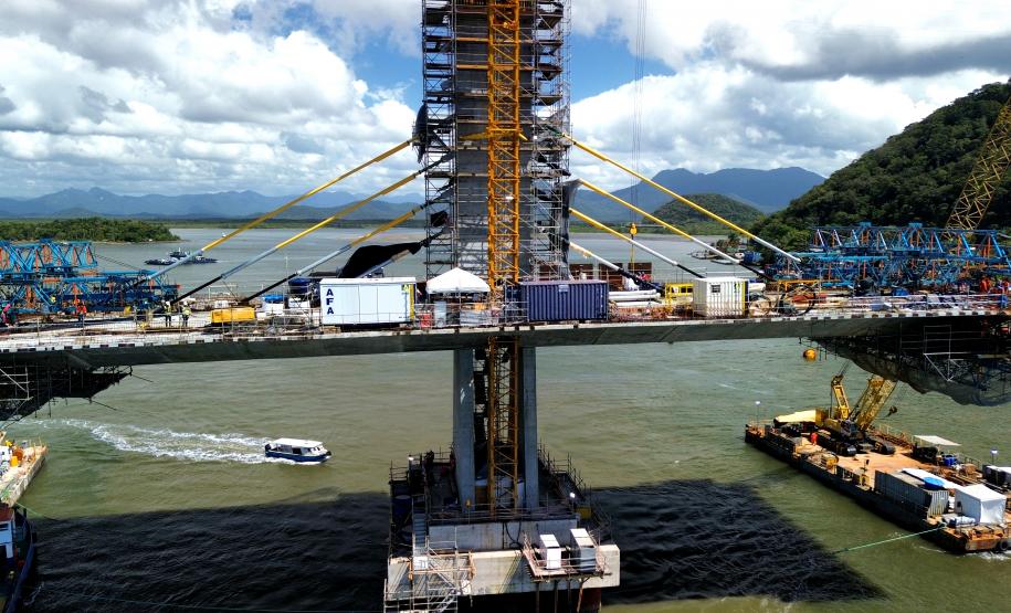 Ponte de Guaratuba avança com instalação dos estais