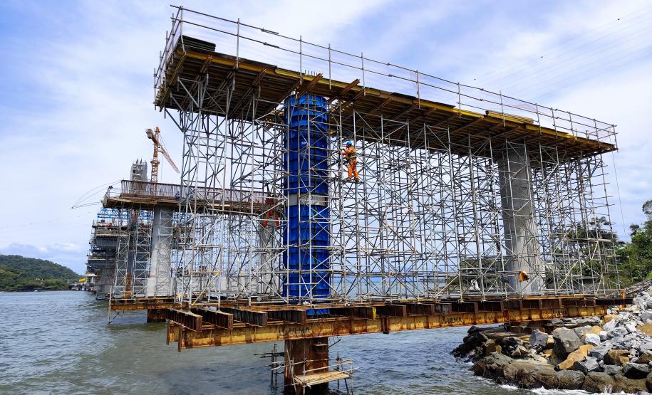 Ponte de Guaratuba avança com instalação dos estais