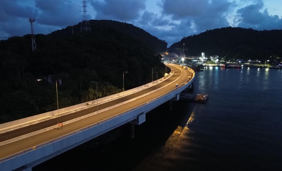 Primeiros testes de luz mostram como a Ponte de Guaratuba ficará à noite