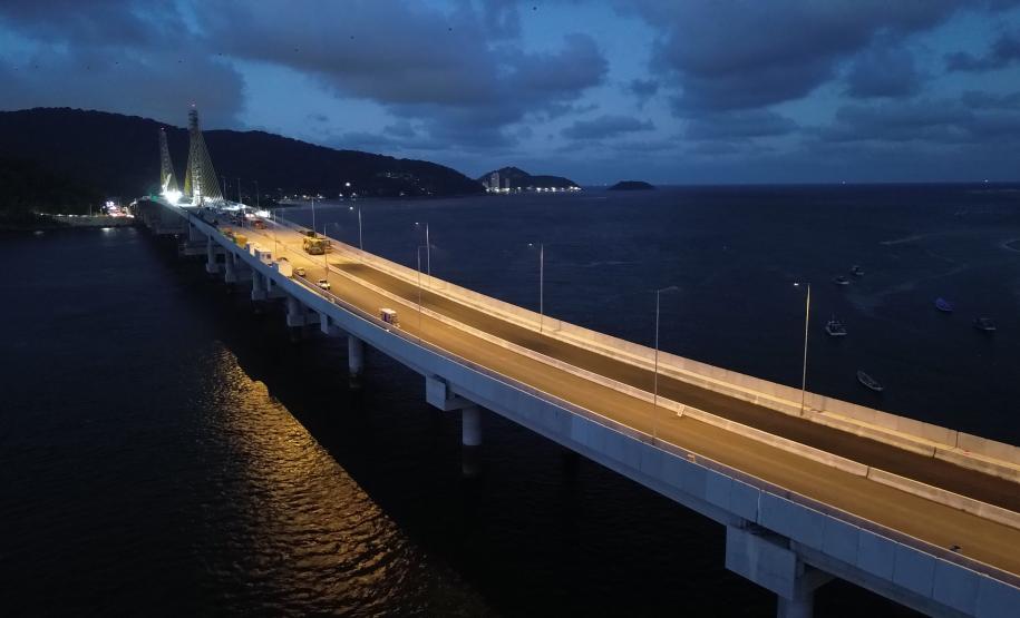 Primeiros testes de luz mostram como a Ponte de Guaratuba ficará à noite