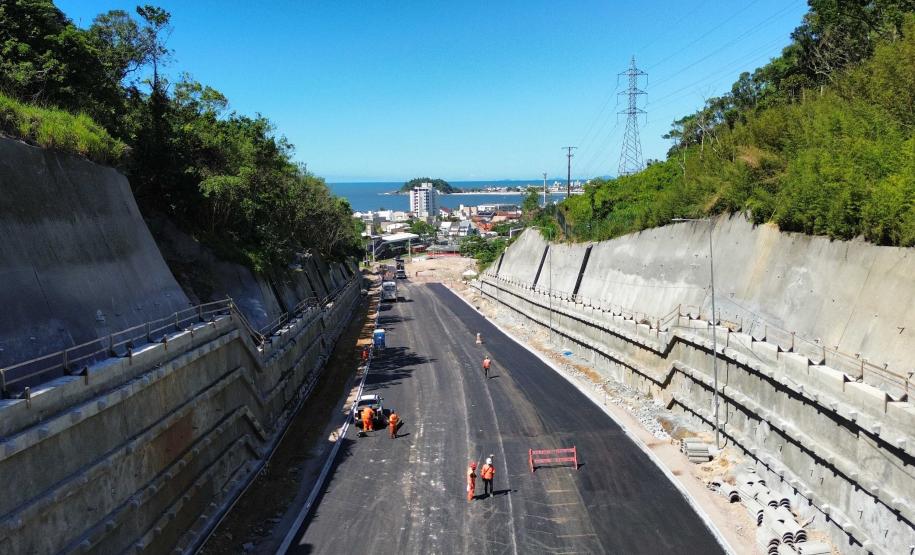 Ponte de Guaratuba inicia revestimento em concreto asfáltico dos acessos