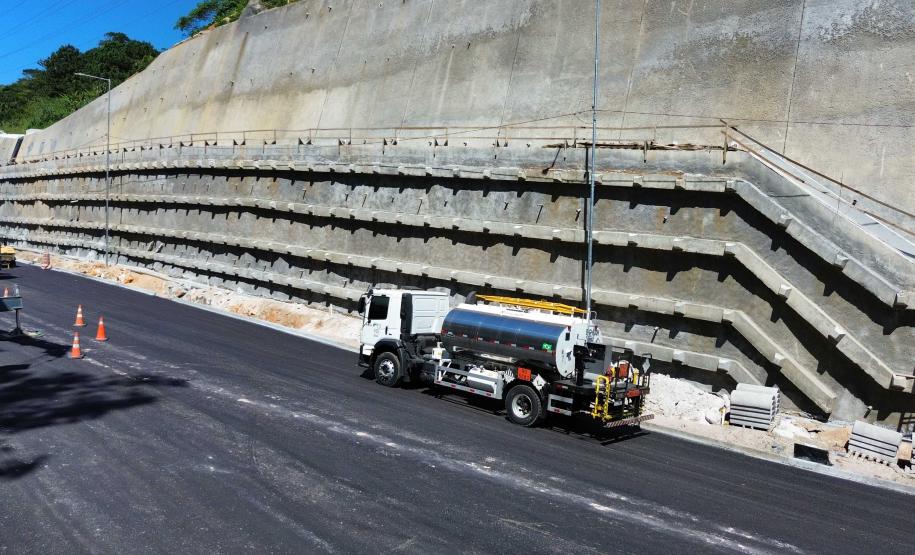 Ponte de Guaratuba inicia revestimento em concreto asfáltico dos acessos