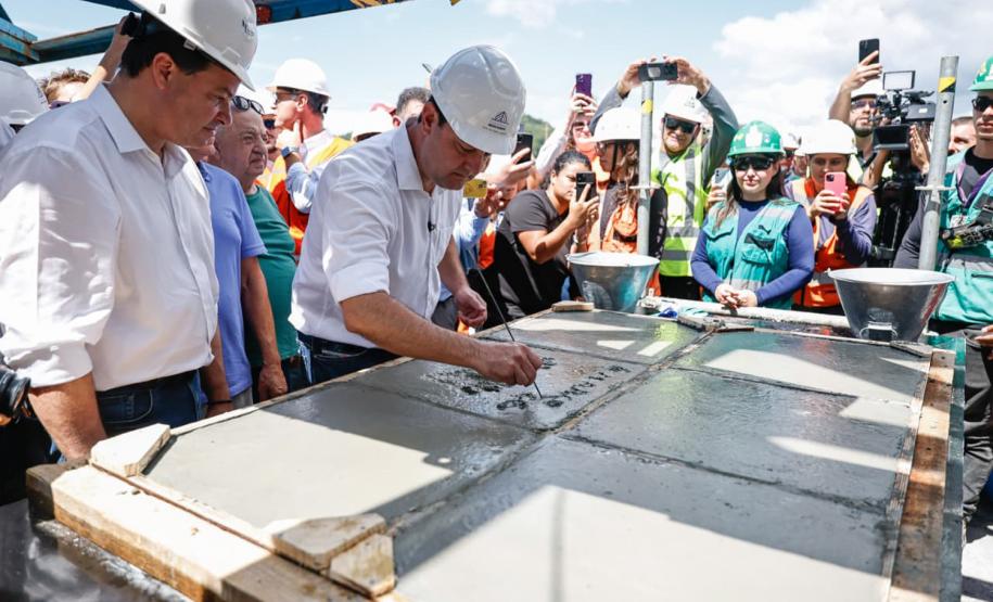 beijo da ponte" garante ligação por terra entre Guaratuba e Matinhos