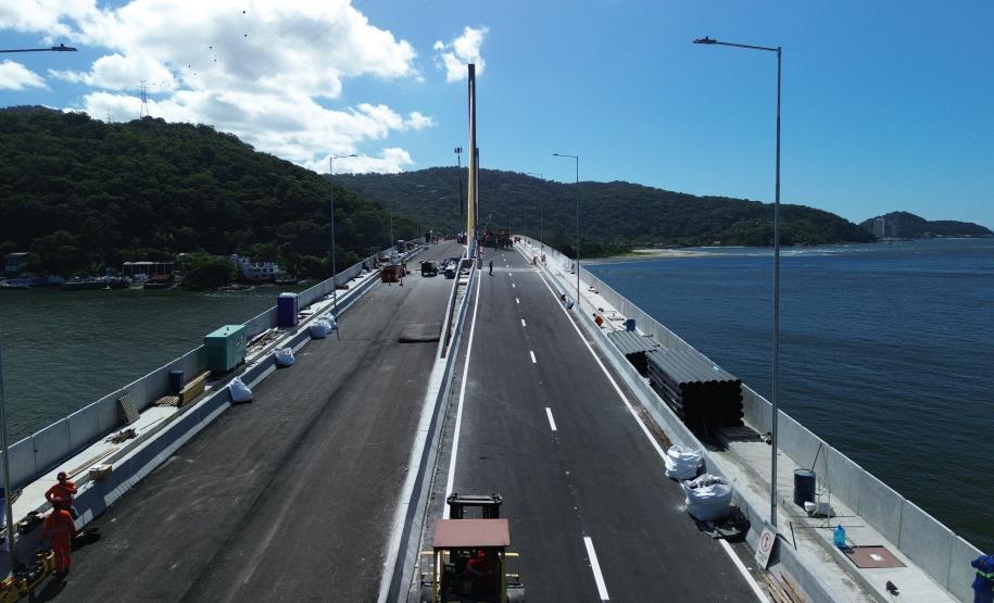 Mastros ganham iluminação e pista da Ponte de Guaratuba começa a ser sinalizada