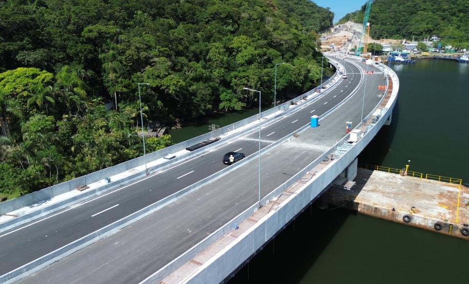 Mastros ganham iluminação e pista da Ponte de Guaratuba começa a ser sinalizada