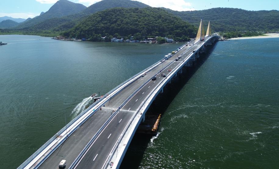 Mastros ganham iluminação e pista da Ponte de Guaratuba começa a ser sinalizada