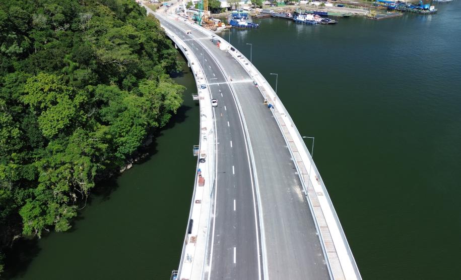 Mastros ganham iluminação e pista da Ponte de Guaratuba começa a ser sinalizada
