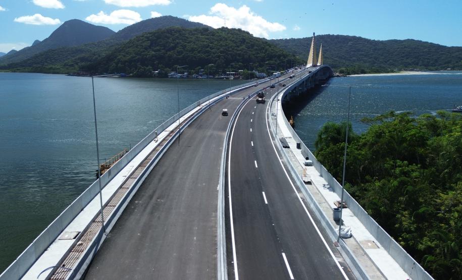 Mastros ganham iluminação e pista da Ponte de Guaratuba começa a ser sinalizada