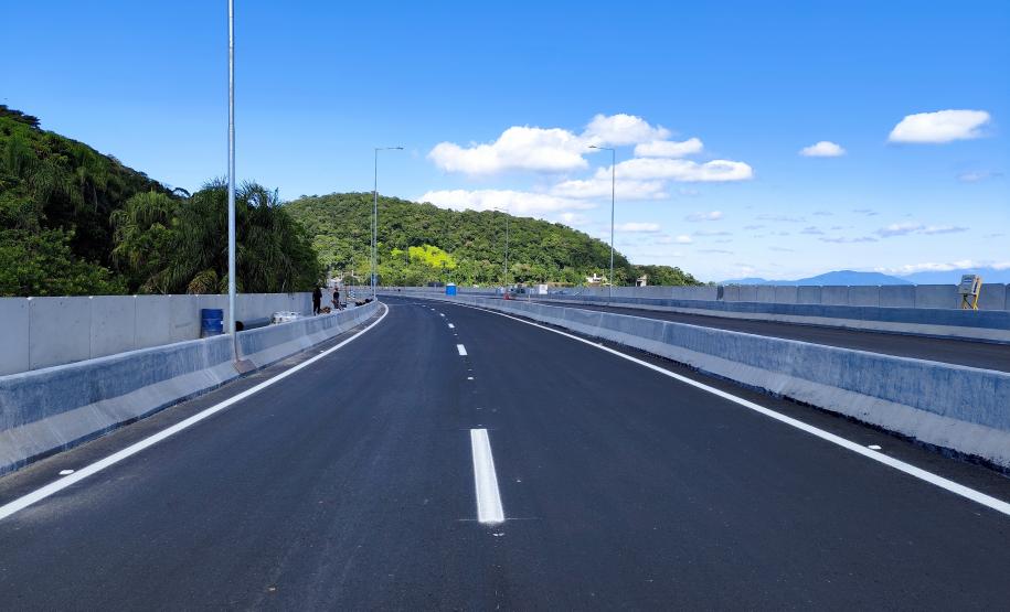 Mastros ganham iluminação e pista da Ponte de Guaratuba começa a ser sinalizada