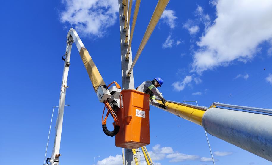 Mastros ganham iluminação e pista da Ponte de Guaratuba começa a ser sinalizada