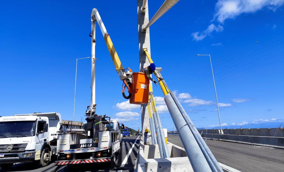 Mastros ganham iluminação e pista da Ponte de Guaratuba começa a ser sinalizada
