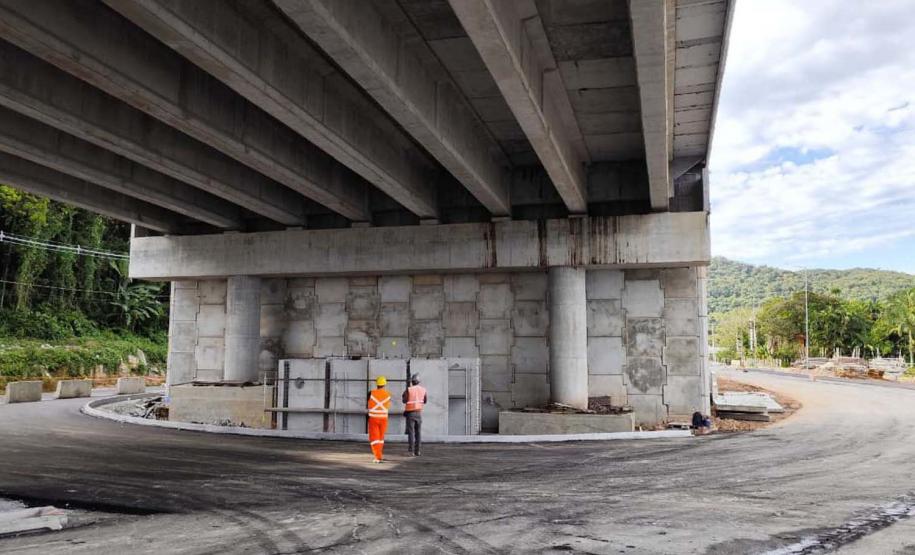 Ponte de Guaratuba: instalação do asfalto avança no acesso de Matinhos