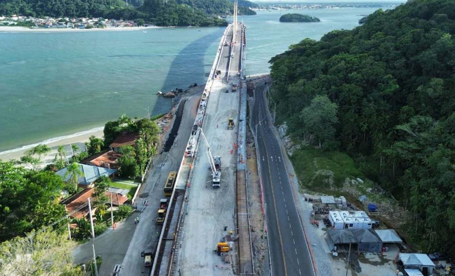 Ponte de Guaratuba: instalação do asfalto avança no acesso de Matinhos