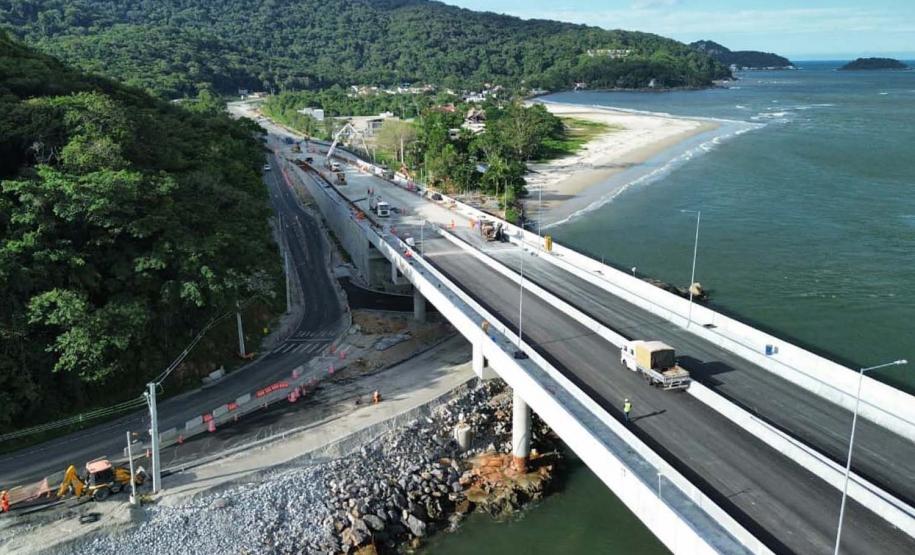 Ponte de Guaratuba: instalação do asfalto avança no acesso de Matinhos