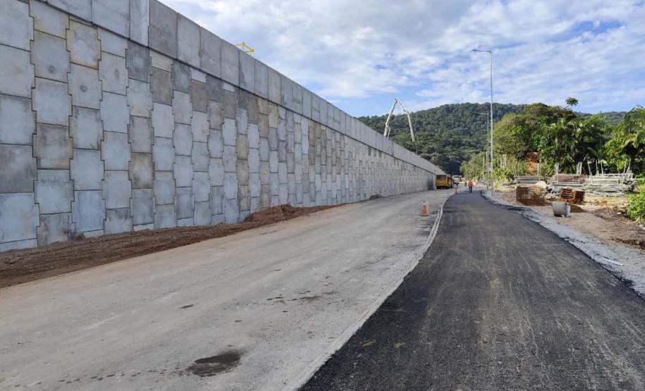 Ponte de Guaratuba: instalação do asfalto avança no acesso de Matinhos
