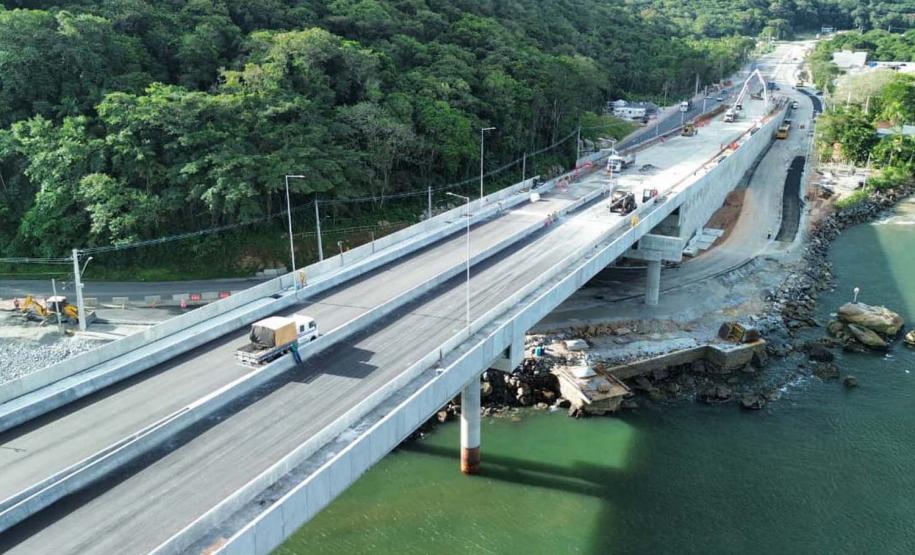 Ponte de Guaratuba: instalação do asfalto avança no acesso de Matinhos