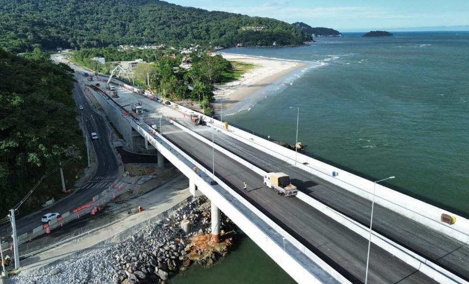 Ponte de Guaratuba: instalação do asfalto avança no acesso de Matinhos