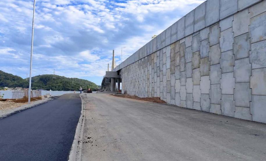 Ponte de Guaratuba: instalação do asfalto avança no acesso de Matinhos