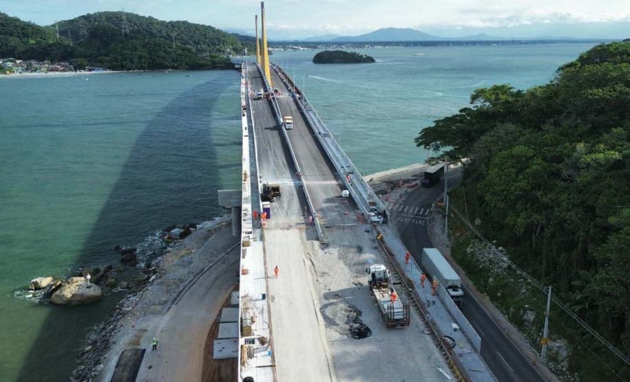 Ponte de Guaratuba: instalação do asfalto avança no acesso de Matinhos