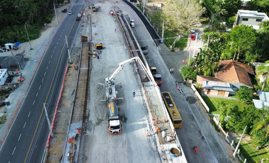 Ponte de Guaratuba: instalação do asfalto avança no acesso de Matinhos