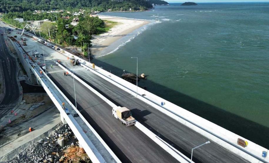 Ponte de Guaratuba: instalação do asfalto avança no acesso de Matinhos