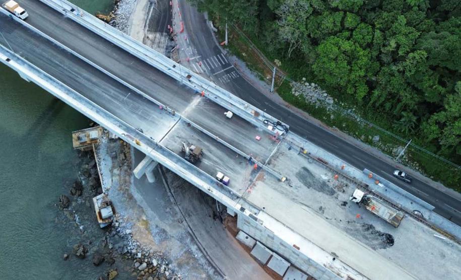 Ponte de Guaratuba: instalação do asfalto avança no acesso de Matinhos
