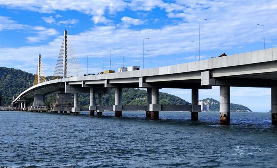 Ponte de Guaratuba: instalação do asfalto avança no acesso de Matinhos