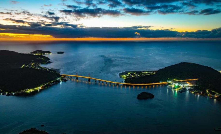 Mastros ganham iluminação e pista da Ponte de Guaratuba começa a ser sinalizada