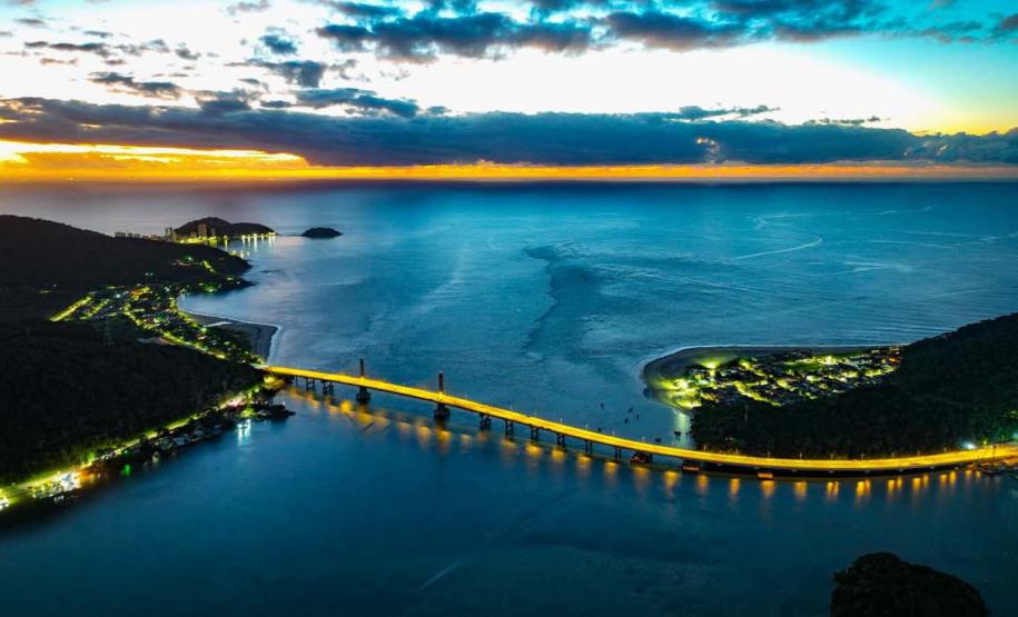 Mastros ganham iluminação e pista da Ponte de Guaratuba começa a ser sinalizada