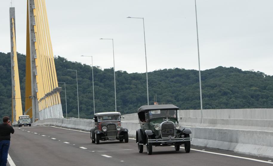 Com mais de 500 carros antigos e motos, passeio celebra Ponte de Guaratuba, no Litoral