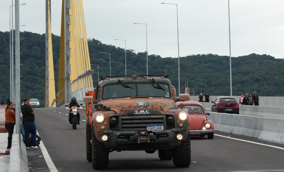 Com mais de 500 carros antigos e motos, passeio celebra Ponte de Guaratuba, no Litoral