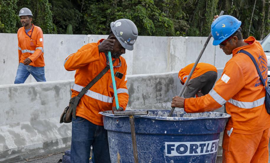 Operários da Ponte de Guaratuba festejam entrega da estrutura no Dia do Trabalhador