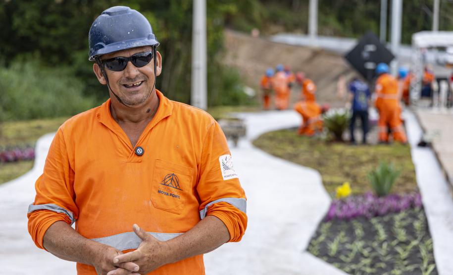 Operários da Ponte de Guaratuba festejam entrega da estrutura no Dia do Trabalhador