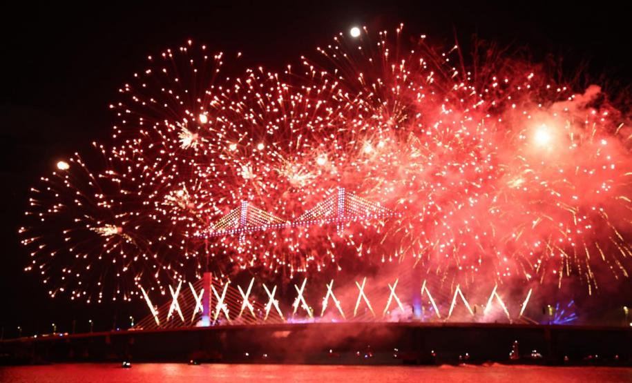 Show de luzes, drones e música emociona o público e celebra entrega da Ponte de Guaratuba